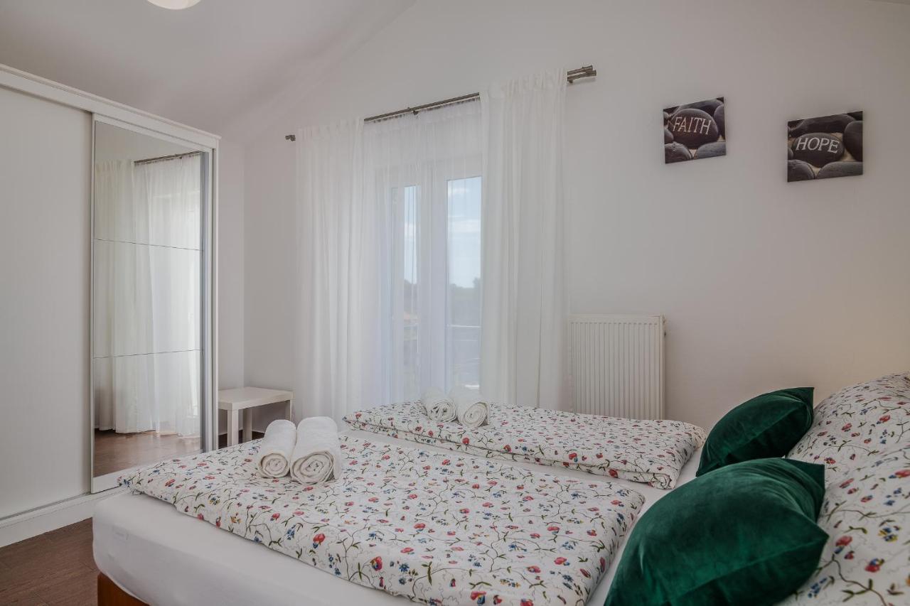 Apartment Marina Malinska Eksteriør bilde